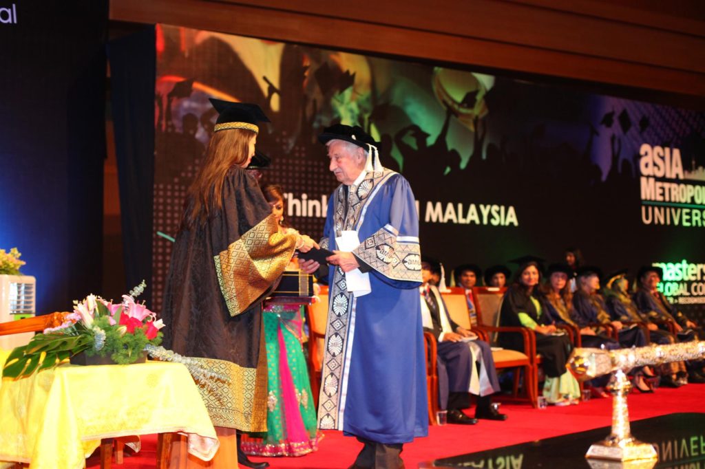 2013亚洲城市大学毕业典礼隆重举行